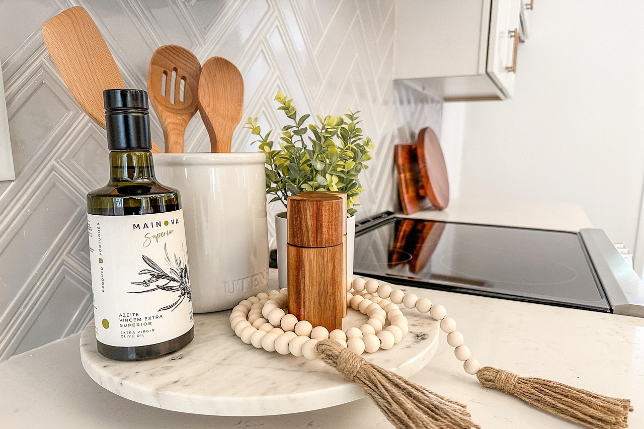 meja kerja dapur di apartemen mewah