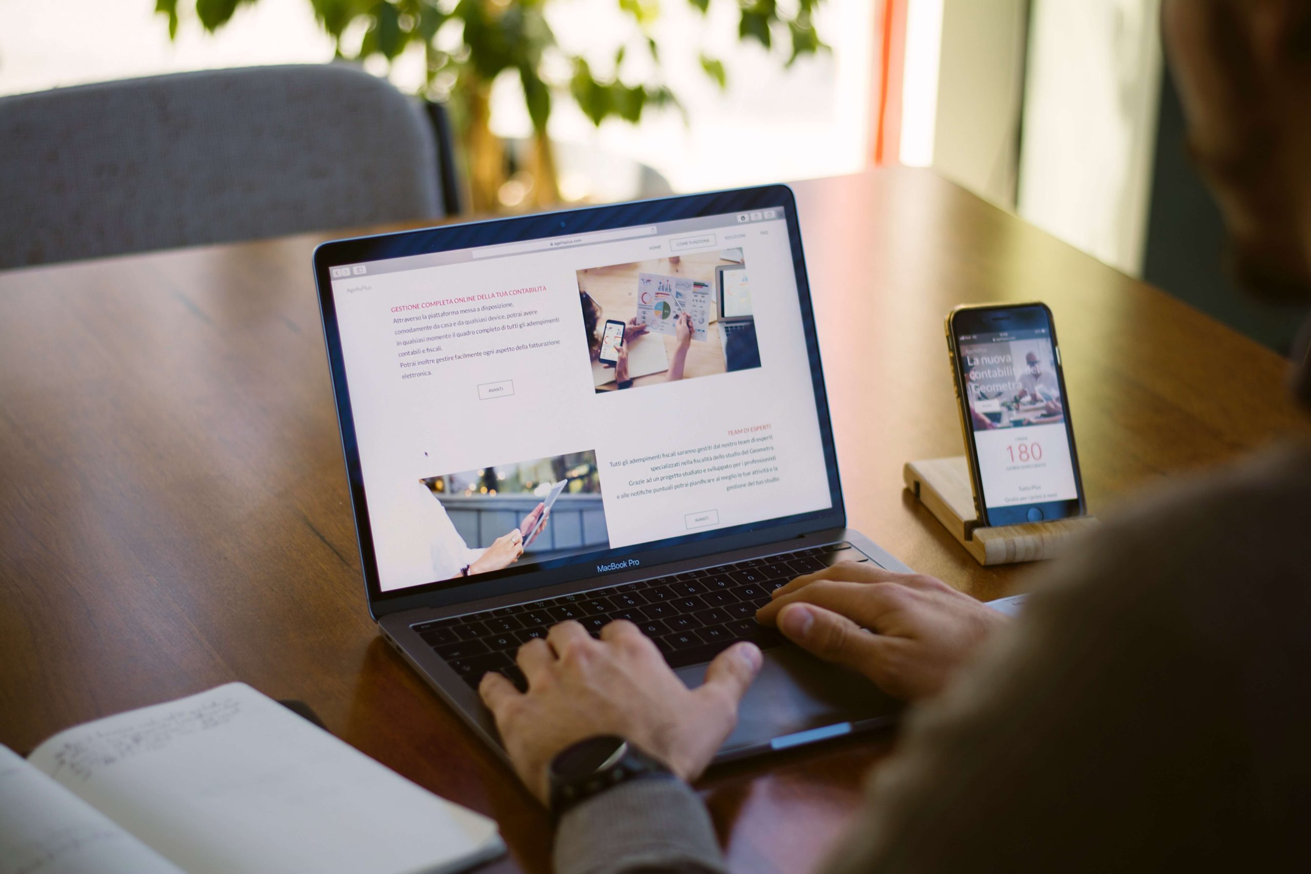 Seorang marketer membuat digital marketing konten kreatif dengan laptop dan media sosial untuk meningkatkan engagement.