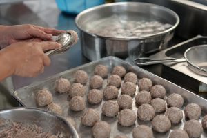 Cara Membuat Ukuran Bakso Lebih Konsisten dan Seragam