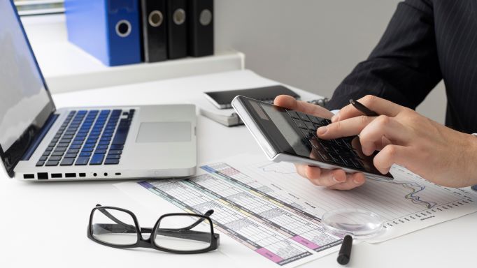 Contoh catatan pemasukan dan pengeluaran usaha untuk memantau keuangan bisnis setiap hari